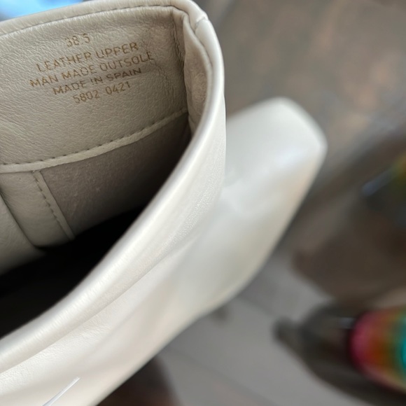 KURT GEIGER LONDON
RAINBOW STRUT WHITE LEATHER BOOTS - Picture 7 of 15